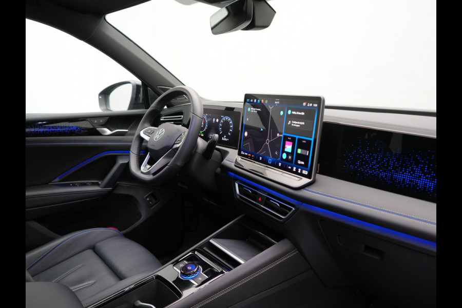 Volkswagen Tiguan 1.5 eHybrid R-Line Edition PHEV 272pk | Trekhaak Af Fabriek | Panodak | Head Up | Adaptive Cruise | Lederen Sportstoelen Massage & Ventilatie & Memory | 360 Camera | IQ Light | Harman / Kardon | Stuur Verwarmd | Keyless | Blis |  Plug In Hybrid |