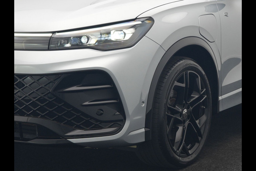 Volkswagen Tiguan 1.5 eHybrid R-Line Edition PHEV 272pk | Trekhaak Af Fabriek | Panodak | Head Up | Adaptive Cruise | Lederen Sportstoelen Massage & Ventilatie & Memory | 360 Camera | IQ Light | Harman / Kardon | Stuur Verwarmd | Keyless | Blis |  Plug In Hybrid |