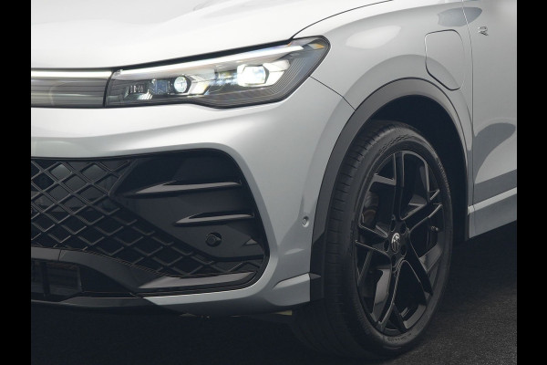 Volkswagen Tiguan 1.5 eHybrid R-Line Edition PHEV 272pk | Trekhaak Af Fabriek | Panodak | Head Up | Adaptive Cruise | Lederen Sportstoelen Massage & Ventilatie & Memory | 360 Camera | IQ Light | Harman / Kardon | Stuur Verwarmd | Keyless | Blis |  Plug In Hybrid |