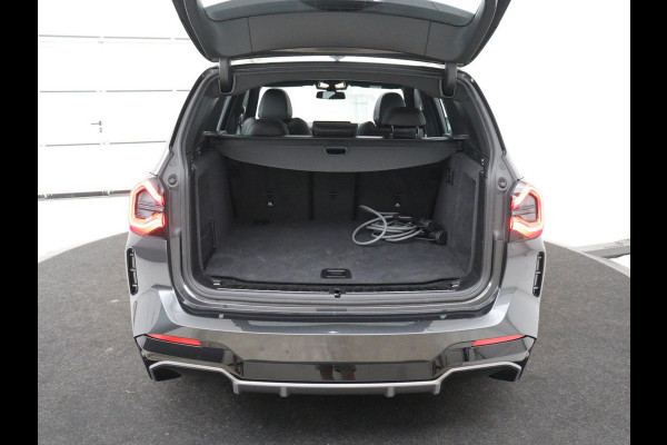 BMW iX3 Executive 80 kWh | SOH 93,8% | Panoramadak | Leder | Stoelverwarming | Adaptive cruise | Carplay | Sfeerverlichting | Camera | Park assist | Elektrische achterklep | PHEV