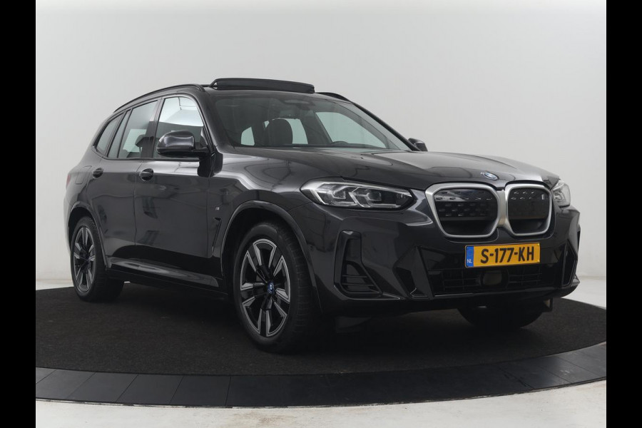 BMW iX3 Executive 80 kWh | SOH 93,8% | Panoramadak | Leder | Stoelverwarming | Adaptive cruise | Carplay | Sfeerverlichting | Camera | Park assist | Elektrische achterklep | PHEV