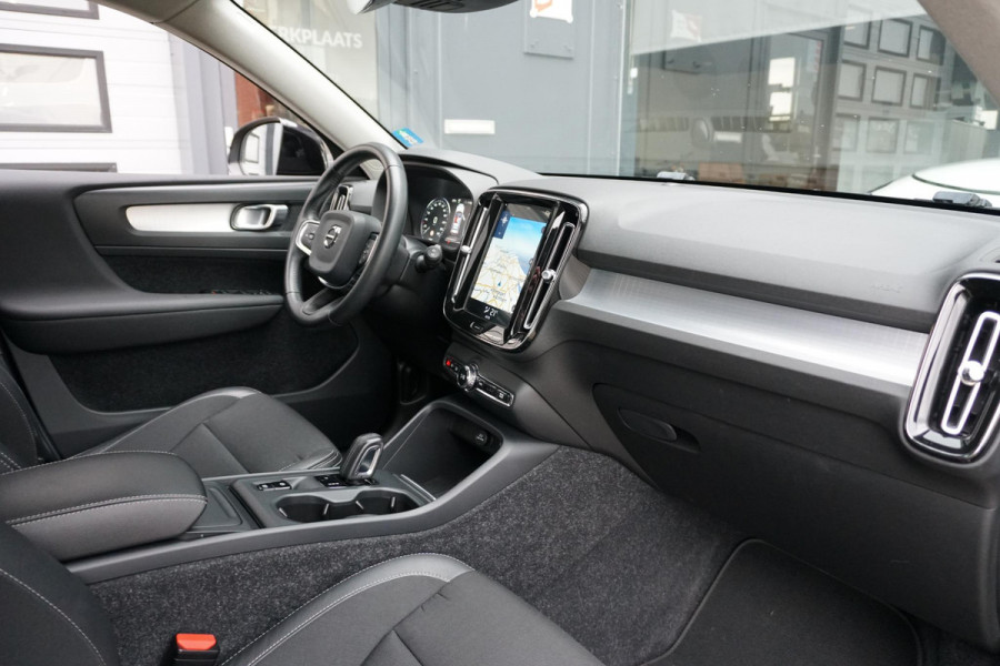 Volvo XC40 1.5 T3 Momentum Pro + DEALER ONDERHOUDEN + CAMERA / CARPLAY