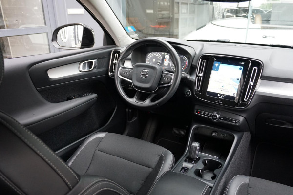 Volvo XC40 1.5 T3 Momentum Pro + DEALER ONDERHOUDEN + CAMERA / CARPLAY