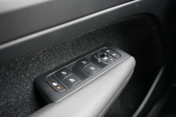 Volvo XC40 1.5 T3 Momentum Pro + DEALER ONDERHOUDEN + CAMERA / CARPLAY
