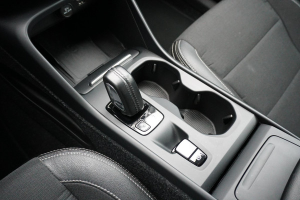 Volvo XC40 1.5 T3 Momentum Pro + DEALER ONDERHOUDEN + CAMERA / CARPLAY