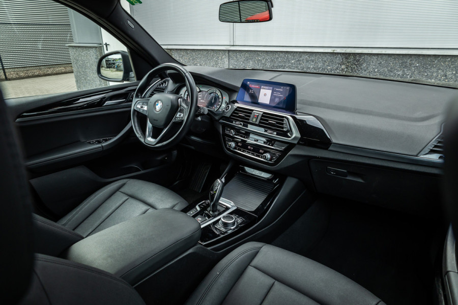 BMW X3 xDrive30e Stoelverwarming / LED / 18inch / Carplay /