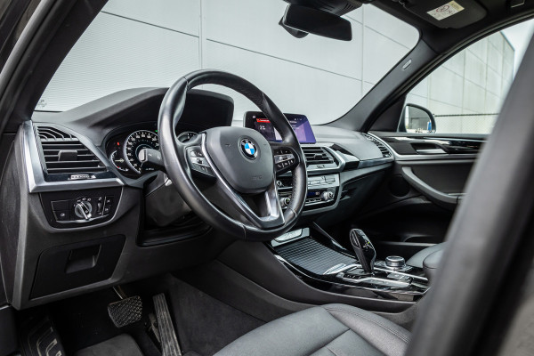 BMW X3 xDrive30e Stoelverwarming / LED / 18inch / Carplay /