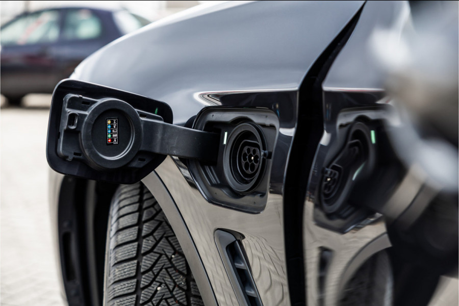 BMW X3 xDrive30e Stoelverwarming / LED / 18inch / Carplay /