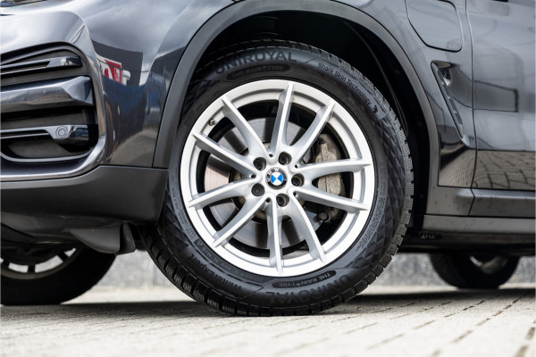 BMW X3 xDrive30e Stoelverwarming / LED / 18inch / Carplay /