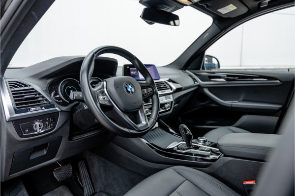 BMW X3 xDrive30e Stoelverwarming / LED / 18inch / Carplay /