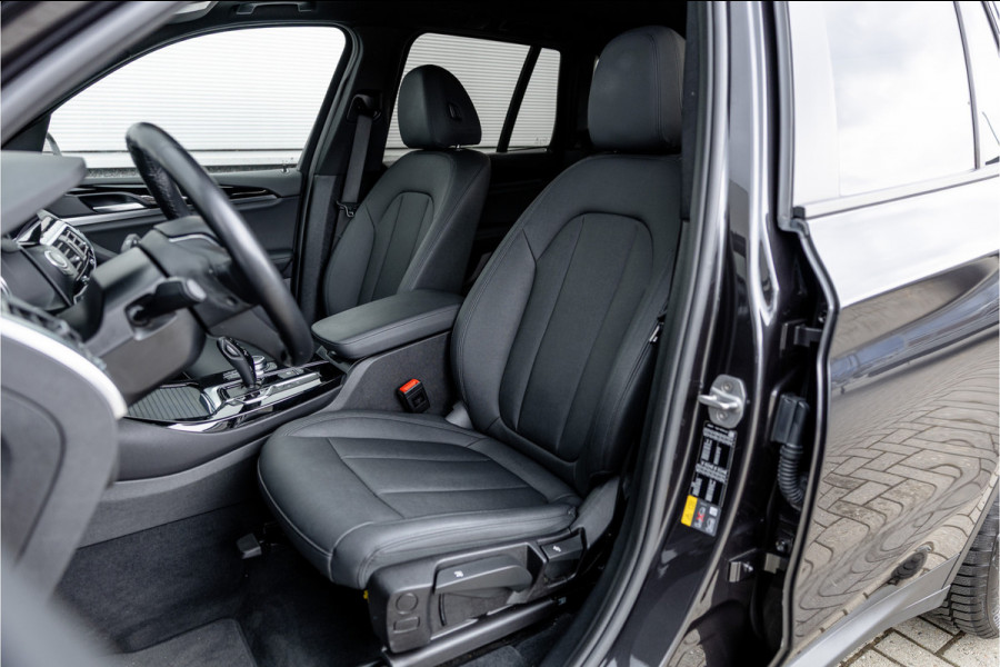 BMW X3 xDrive30e Stoelverwarming / LED / 18inch / Carplay /