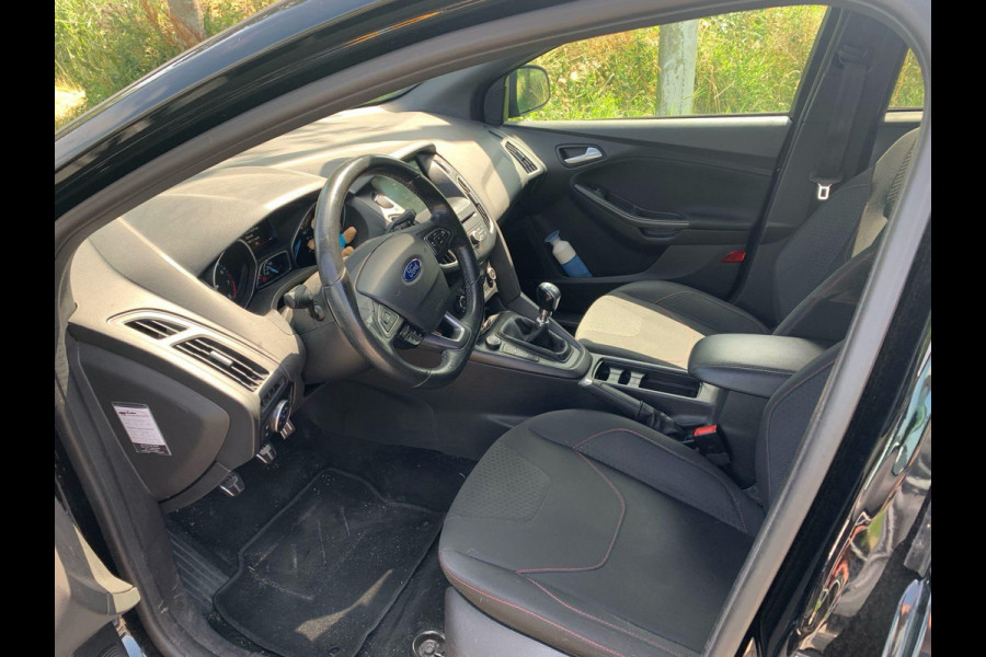Ford FOCUS Wagon 1.0 ST-Line 125pk Trekhaak | 18 inch velgen | Climate control | Voorruit verwarming | NLD auto | Carplay, Android auto