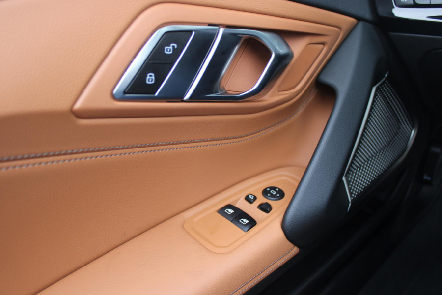 BMW Z4 Roadster sDRIVE 20i 197PK HIGH EXECUTIVE M-SPORT AUTOMAAT | M INTERIEURPAKKET  | M EXTERIEURPAKKET | M SPORTSTUUR | HARMAN KARDON | SFEERVERLICHTING IN 11 VERSCHILLENDE KLEUREN |19" VIJFDUBBELSPAAKS M SPORTWIELEN | NAVIGATIE | DRAADLOZE APPLE CARPLAY / ANDROID AUTO |  LEDER VERNASCA COGNAC | STOEL / STUUR VERWARMING | ACHTERUITRIJCAMERA | FULL LED KOPLAMPEN | SAFETY PAKKET | DODEHOEK DETECTIE |