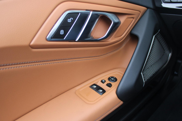 BMW Z4 Roadster sDRIVE 20i 197PK HIGH EXECUTIVE M-SPORT AUTOMAAT | M INTERIEURPAKKET  | M EXTERIEURPAKKET | M SPORTSTUUR | HARMAN KARDON | SFEERVERLICHTING IN 11 VERSCHILLENDE KLEUREN |19" VIJFDUBBELSPAAKS M SPORTWIELEN | NAVIGATIE | DRAADLOZE APPLE CARPLAY / ANDROID AUTO |  LEDER VERNASCA COGNAC | STOEL / STUUR VERWARMING | ACHTERUITRIJCAMERA | FULL LED KOPLAMPEN | SAFETY PAKKET | DODEHOEK DETECTIE |