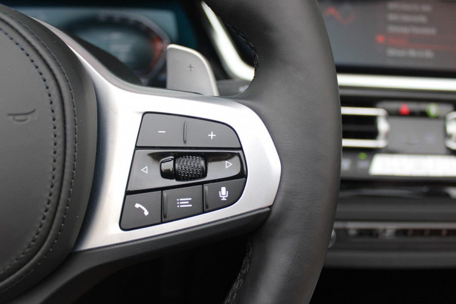 BMW Z4 Roadster sDRIVE 20i 197PK HIGH EXECUTIVE M-SPORT AUTOMAAT | M INTERIEURPAKKET  | M EXTERIEURPAKKET | M SPORTSTUUR | HARMAN KARDON | SFEERVERLICHTING IN 11 VERSCHILLENDE KLEUREN |19" VIJFDUBBELSPAAKS M SPORTWIELEN | NAVIGATIE | DRAADLOZE APPLE CARPLAY / ANDROID AUTO |  LEDER VERNASCA COGNAC | STOEL / STUUR VERWARMING | ACHTERUITRIJCAMERA | FULL LED KOPLAMPEN | SAFETY PAKKET | DODEHOEK DETECTIE |