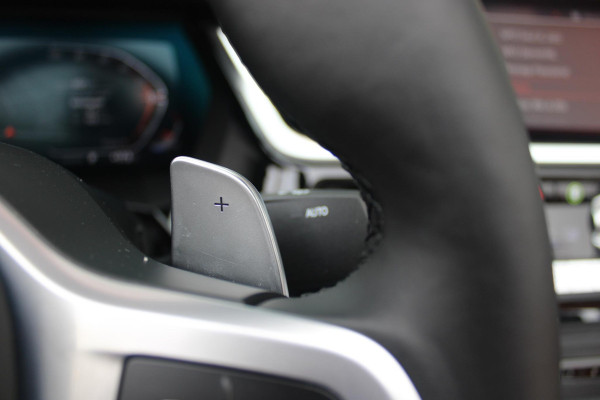 BMW Z4 Roadster sDRIVE 20i 197PK HIGH EXECUTIVE M-SPORT AUTOMAAT | M INTERIEURPAKKET  | M EXTERIEURPAKKET | M SPORTSTUUR | HARMAN KARDON | SFEERVERLICHTING IN 11 VERSCHILLENDE KLEUREN |19" VIJFDUBBELSPAAKS M SPORTWIELEN | NAVIGATIE | DRAADLOZE APPLE CARPLAY / ANDROID AUTO |  LEDER VERNASCA COGNAC | STOEL / STUUR VERWARMING | ACHTERUITRIJCAMERA | FULL LED KOPLAMPEN | SAFETY PAKKET | DODEHOEK DETECTIE |