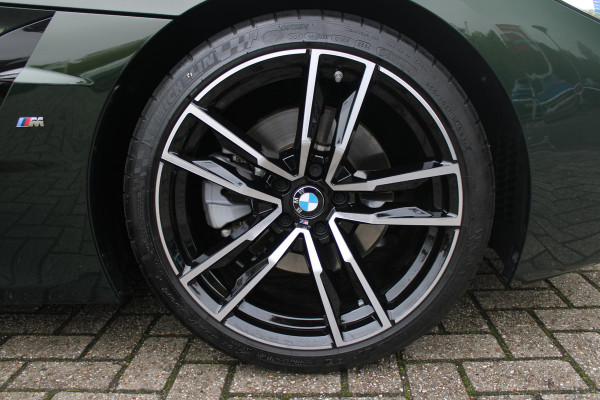 BMW Z4 Roadster sDRIVE 20i 197PK HIGH EXECUTIVE M-SPORT AUTOMAAT | M INTERIEURPAKKET  | M EXTERIEURPAKKET | M SPORTSTUUR | HARMAN KARDON | SFEERVERLICHTING IN 11 VERSCHILLENDE KLEUREN |19" VIJFDUBBELSPAAKS M SPORTWIELEN | NAVIGATIE | DRAADLOZE APPLE CARPLAY / ANDROID AUTO |  LEDER VERNASCA COGNAC | STOEL / STUUR VERWARMING | ACHTERUITRIJCAMERA | FULL LED KOPLAMPEN | SAFETY PAKKET | DODEHOEK DETECTIE |