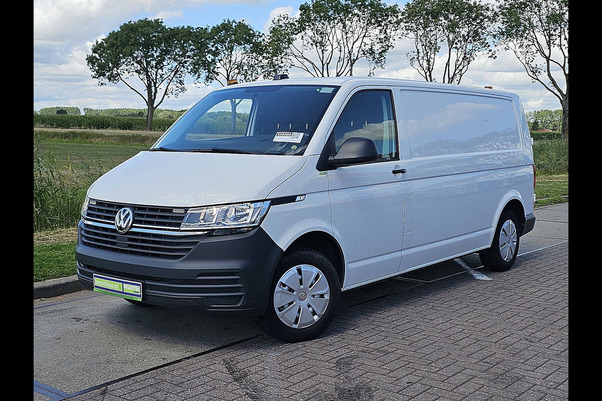 Volkswagen Transporter 2.0 TDI L2H1 L2H1, 150pk, Parkeersensoren, Trekhaak, Airco, Carplay, Werkplaatsinrichting