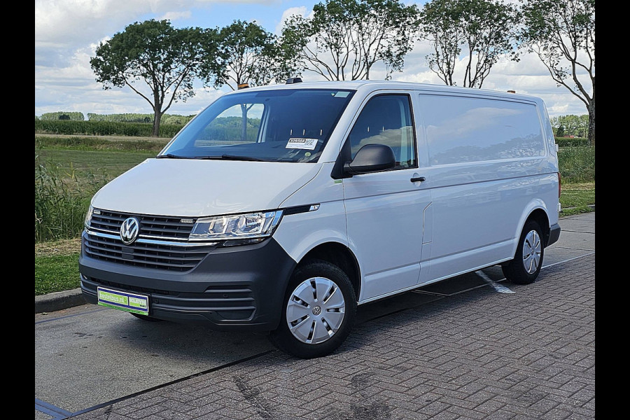 Volkswagen Transporter 2.0 TDI L2H1 L2H1, 150pk, Parkeersensoren, Trekhaak, Airco, Carplay, Werkplaatsinrichting