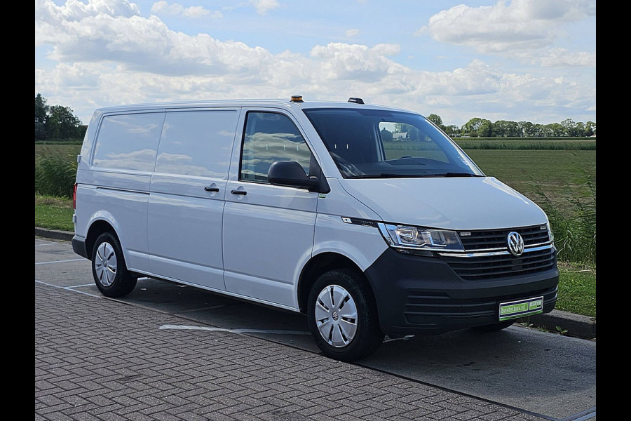 Volkswagen Transporter 2.0 TDI L2H1 L2H1, 150pk, Parkeersensoren, Trekhaak, Airco, Carplay, Werkplaatsinrichting