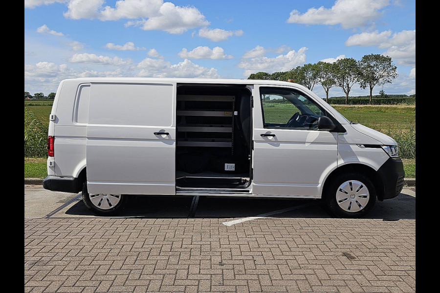 Volkswagen Transporter 2.0 TDI L2H1 L2H1, 150pk, Parkeersensoren, Trekhaak, Airco, Carplay, Werkplaatsinrichting