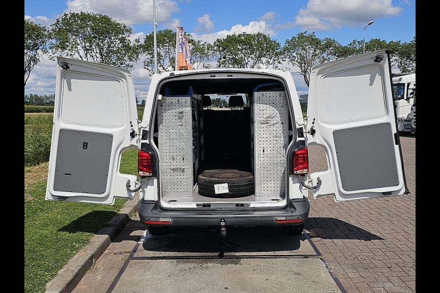 Volkswagen Transporter 2.0 TDI L2H1 L2H1, 150pk, Parkeersensoren, Trekhaak, Airco, Carplay, Werkplaatsinrichting