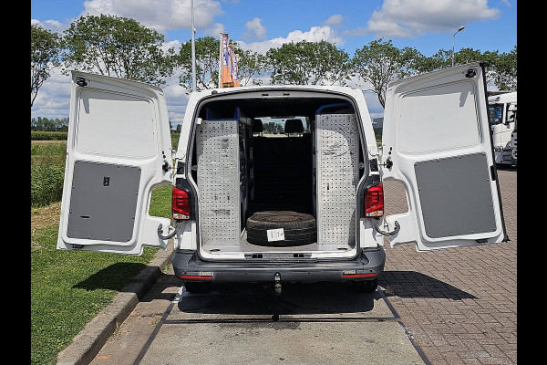 Volkswagen Transporter 2.0 TDI L2H1 L2H1, 150pk, Parkeersensoren, Trekhaak, Airco, Carplay, Werkplaatsinrichting