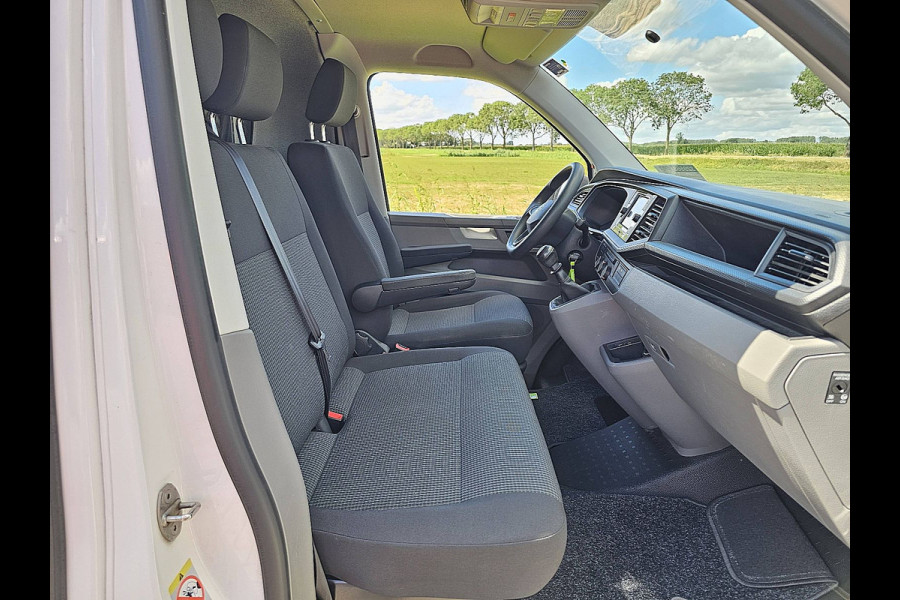 Volkswagen Transporter 2.0 TDI L2H1 L2H1, 150pk, Parkeersensoren, Trekhaak, Airco, Carplay, Werkplaatsinrichting