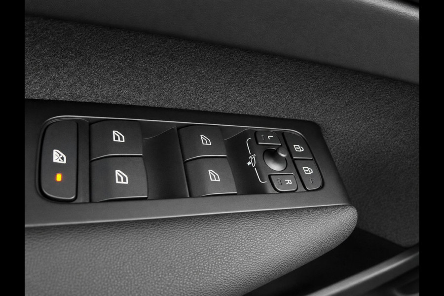 Volvo XC40 1.5 T4 Recharge Inscription Expression SoH 90% Navigatie Apple Carplay Android Auto Camera Parkeerhulp Cruise Control Stoel- en stuurverwarming Full led Elektrische achterklep Climate Control Lichtmetalen velgen