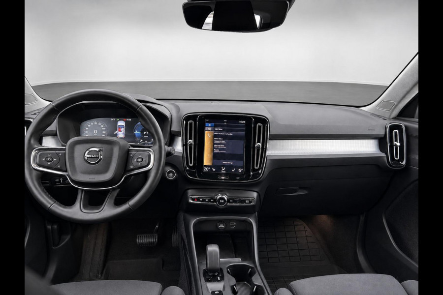 Volvo XC40 1.5 T4 Recharge Inscription Expression SoH 90% Navigatie Apple Carplay Android Auto Camera Parkeerhulp Cruise Control Stoel- en stuurverwarming Full led Elektrische achterklep Climate Control Lichtmetalen velgen