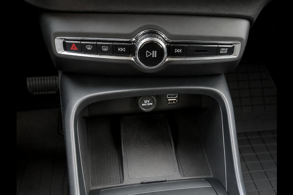 Volvo XC40 1.5 T4 Recharge Inscription Expression SoH 90% Navigatie Apple Carplay Android Auto Camera Parkeerhulp Cruise Control Stoel- en stuurverwarming Full led Elektrische achterklep Climate Control Lichtmetalen velgen