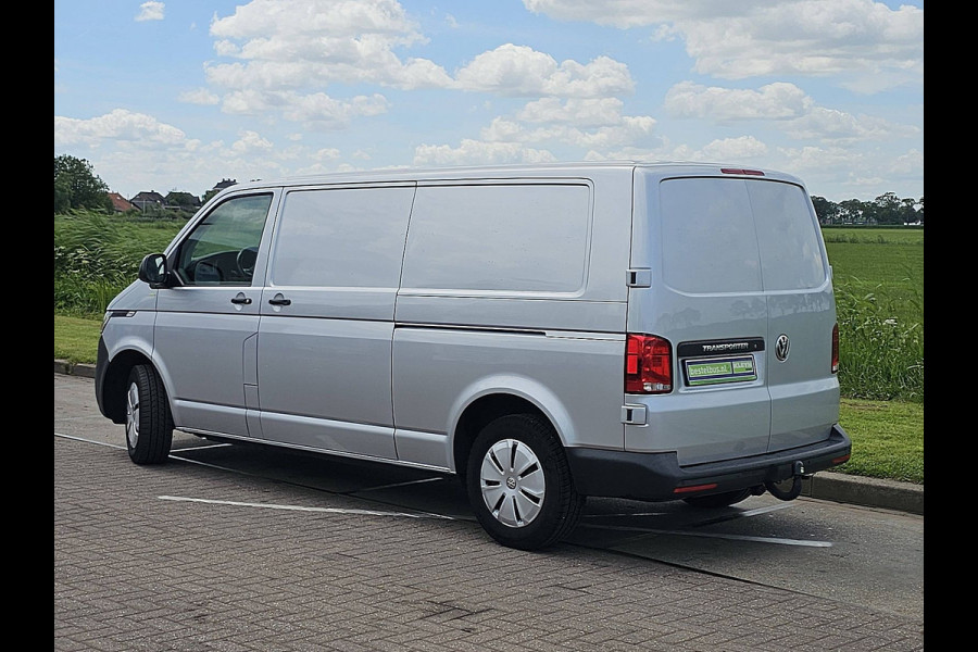 Volkswagen Transporter 2.0 TDI L2H1 30 Automaat, Adaptive Cruise Control, Stoelverwarming, Airco, Parkeersensoren, Trekhaak, Dubbele schuifdeuren