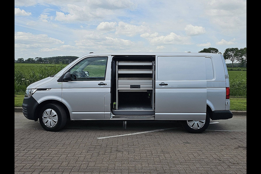 Volkswagen Transporter 2.0 TDI L2H1 30 Automaat, Adaptive Cruise Control, Stoelverwarming, Airco, Parkeersensoren, Trekhaak, Dubbele schuifdeuren