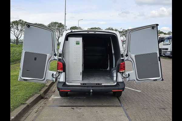 Volkswagen Transporter 2.0 TDI L2H1 30 Automaat, Adaptive Cruise Control, Stoelverwarming, Airco, Parkeersensoren, Trekhaak, Dubbele schuifdeuren