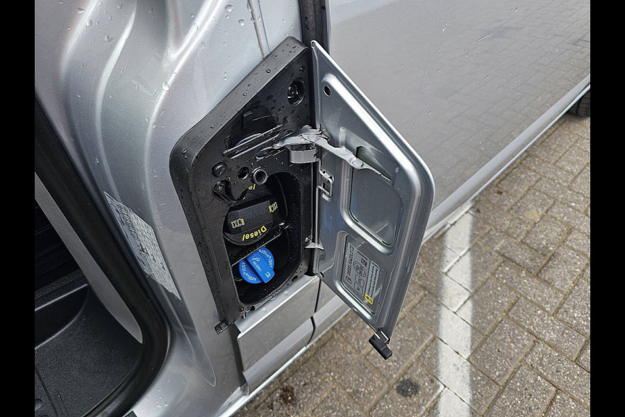 Volkswagen Transporter 2.0 TDI L2H1 30 Automaat, Adaptive Cruise Control, Stoelverwarming, Airco, Parkeersensoren, Trekhaak, Dubbele schuifdeuren
