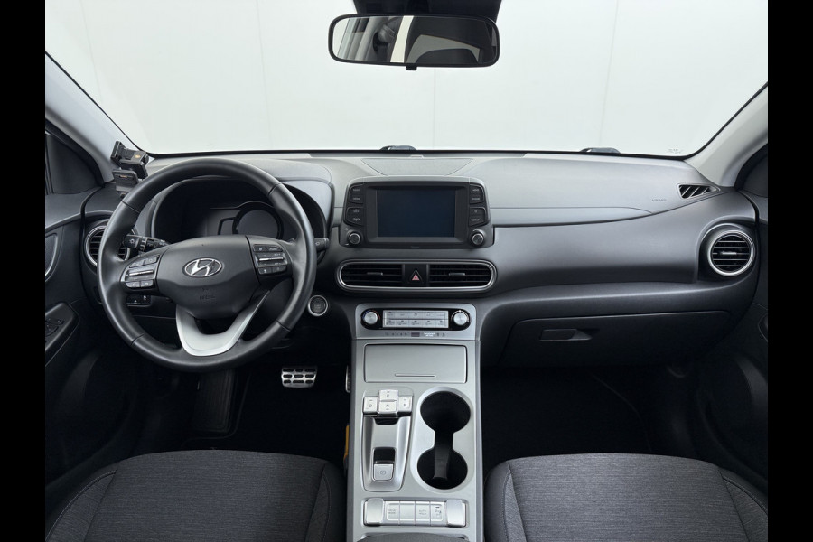 Hyundai Kona EV Comfort 64kWh 3-Fase Laden Warmtepomp Adap.Cruise SOH 100% Camera Navi* Apple Carplay Android Auto Ecc Pdc Keyless Lane Assist Bluetooth DAB Led FCA Origineel Nederlandse Auto