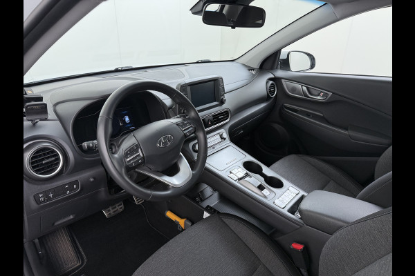 Hyundai Kona EV Comfort 64kWh 3-Fase Laden Warmtepomp Adap.Cruise SOH 100% Camera Navi* Apple Carplay Android Auto Ecc Pdc Keyless Lane Assist Bluetooth DAB Led FCA Origineel Nederlandse Auto