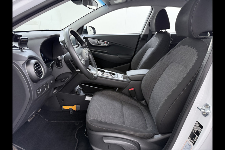 Hyundai Kona EV Comfort 64kWh 3-Fase Laden Warmtepomp Adap.Cruise SOH 100% Camera Navi* Apple Carplay Android Auto Ecc Pdc Keyless Lane Assist Bluetooth DAB Led FCA Origineel Nederlandse Auto