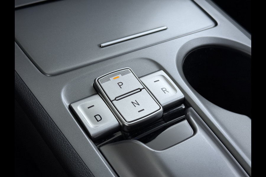 Hyundai Kona EV Comfort 64kWh 3-Fase Laden Warmtepomp Adap.Cruise SOH 100% Camera Navi* Apple Carplay Android Auto Ecc Pdc Keyless Lane Assist Bluetooth DAB Led FCA Origineel Nederlandse Auto