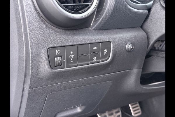 Hyundai Kona EV Comfort 64kWh 3-Fase Laden Warmtepomp Adap.Cruise SOH 100% Camera Navi* Apple Carplay Android Auto Ecc Pdc Keyless Lane Assist Bluetooth DAB Led FCA Origineel Nederlandse Auto