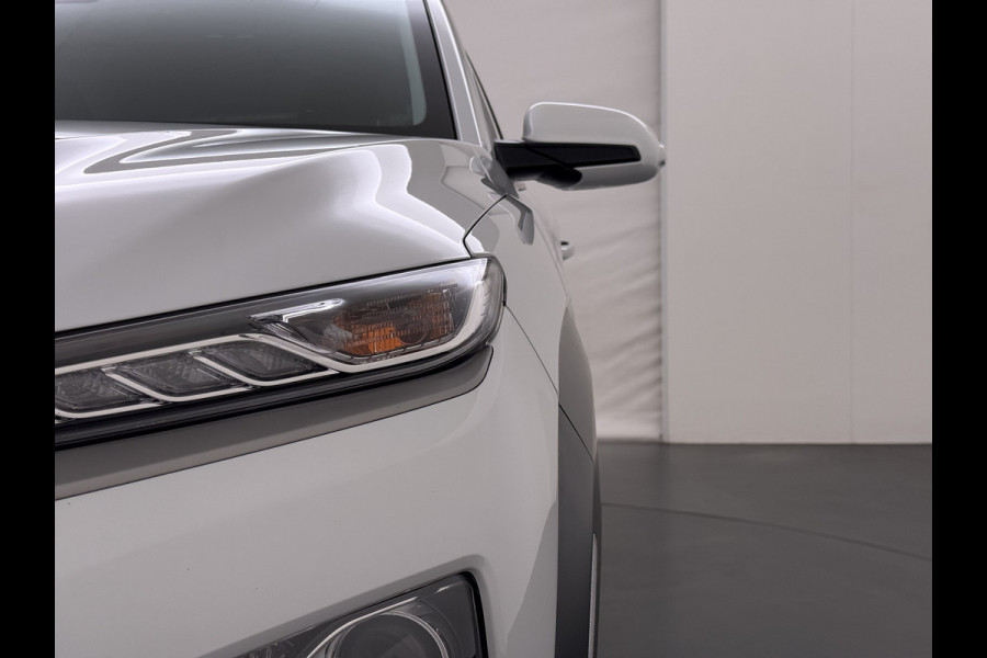 Hyundai Kona EV Comfort 64kWh 3-Fase Laden Warmtepomp Adap.Cruise SOH 100% Camera Navi* Apple Carplay Android Auto Ecc Pdc Keyless Lane Assist Bluetooth DAB Led FCA Origineel Nederlandse Auto
