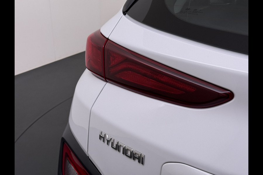 Hyundai Kona EV Comfort 64kWh 3-Fase Laden Warmtepomp Adap.Cruise SOH 100% Camera Navi* Apple Carplay Android Auto Ecc Pdc Keyless Lane Assist Bluetooth DAB Led FCA Origineel Nederlandse Auto