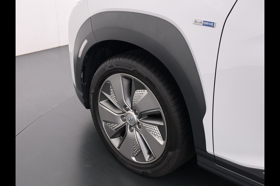 Hyundai Kona EV Comfort 64kWh 3-Fase Laden Warmtepomp Adap.Cruise SOH 100% Camera Navi* Apple Carplay Android Auto Ecc Pdc Keyless Lane Assist Bluetooth DAB Led FCA Origineel Nederlandse Auto