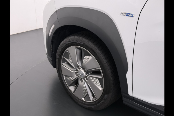 Hyundai Kona EV Comfort 64kWh 3-Fase Laden Warmtepomp Adap.Cruise SOH 100% Camera Navi* Apple Carplay Android Auto Ecc Pdc Keyless Lane Assist Bluetooth DAB Led FCA Origineel Nederlandse Auto