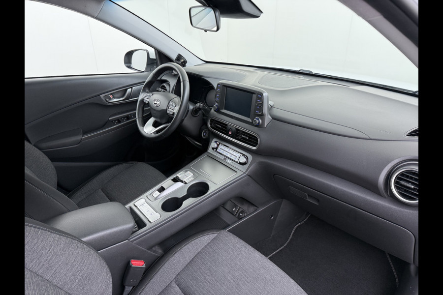 Hyundai Kona EV Comfort 64kWh 3-Fase Laden Warmtepomp Adap.Cruise SOH 100% Camera Navi* Apple Carplay Android Auto Ecc Pdc Keyless Lane Assist Bluetooth DAB Led FCA Origineel Nederlandse Auto