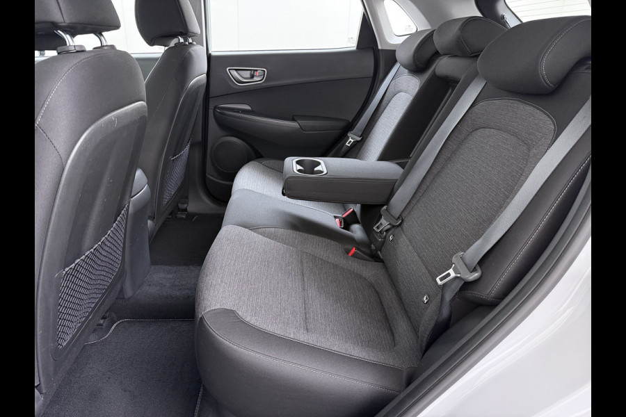 Hyundai Kona EV Comfort 64kWh 3-Fase Laden Warmtepomp Adap.Cruise SOH 100% Camera Navi* Apple Carplay Android Auto Ecc Pdc Keyless Lane Assist Bluetooth DAB Led FCA Origineel Nederlandse Auto