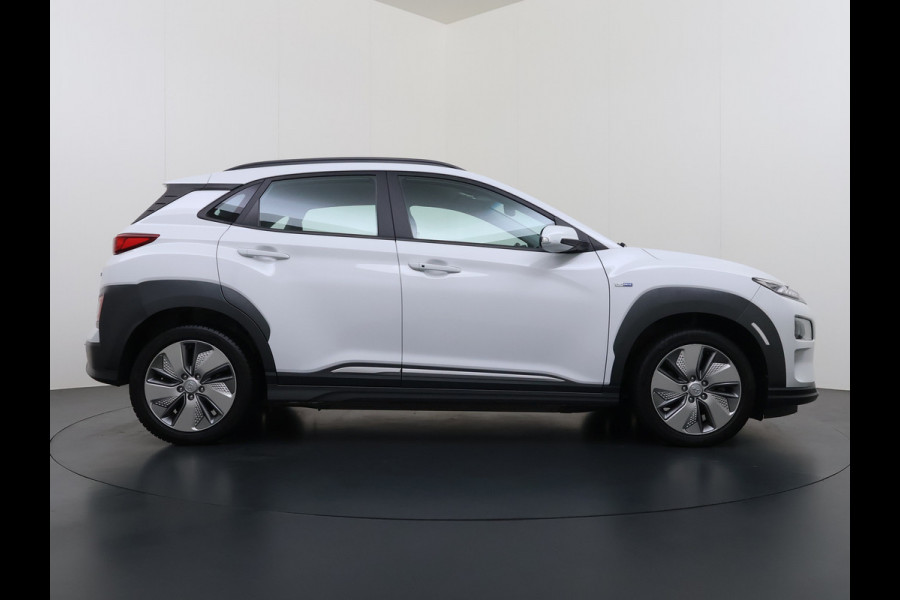 Hyundai Kona EV Comfort 64kWh 3-Fase Laden Warmtepomp Adap.Cruise SOH 100% Camera Navi* Apple Carplay Android Auto Ecc Pdc Keyless Lane Assist Bluetooth DAB Led FCA Origineel Nederlandse Auto