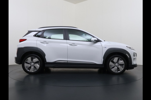Hyundai Kona EV Comfort 64kWh 3-Fase Laden Warmtepomp Adap.Cruise SOH 100% Camera Navi* Apple Carplay Android Auto Ecc Pdc Keyless Lane Assist Bluetooth DAB Led FCA Origineel Nederlandse Auto