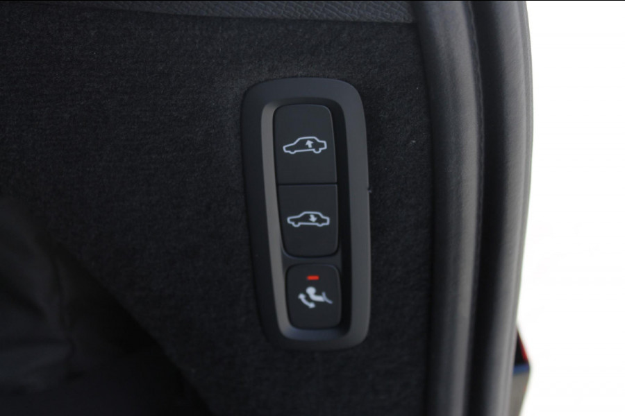 Volvo XC90 T8 406pk Automaat AWD Ultra Black Edition / Stoelmassage - en ventilatie / Luchtvering / Trekhaak / Panoramadak / Google services / Elektrisch bedienbare voorstoelen met geheugen / Stoelverwarming voor en achter