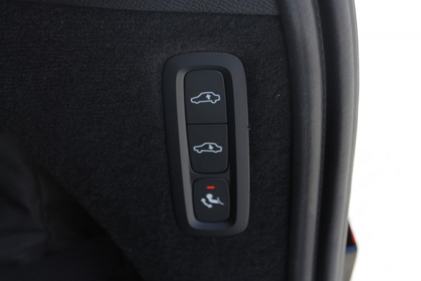 Volvo XC90 T8 406pk Automaat AWD Ultra Black Edition / Stoelmassage - en ventilatie / Luchtvering / Trekhaak / Panoramadak / Google services / Elektrisch bedienbare voorstoelen met geheugen / Stoelverwarming voor en achter